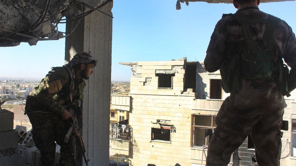 Ett foto taget av den kurdisk-arabiska rebellalliansen SDF i den syriska staden al-Raqqa, bara timmar innan terrorrörelsen IS besegrades där.