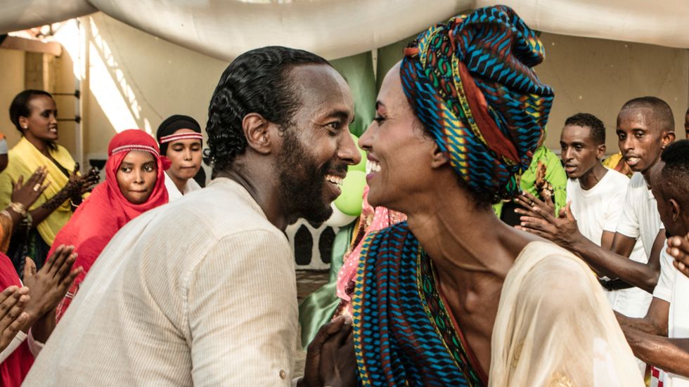 Omar Abdi och Yasmin Warsame i ”Dödgrävarens hustru”.