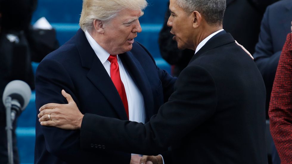 USA:s nuvarande president Donald Trump skakar hand med avgående president Barack Obama kort före Trump svär presidenteden.
