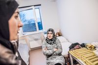 Jamila Alomer, 57 år, delar ett rum på 19 kvadratmeter med sin dotter Afraá Ali Alahmad, 18 år.