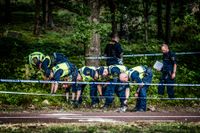 Skallgång i ett skogsområde i närheten av mordplatsen. Insatserna har varit massiva sedan en polis sköts till döds i Biskopsgården i Göteborg.