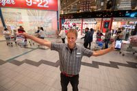 Kaj Hänninen, vd för Hypermat i Charlottenberg shoppingcenter, har anställt 15 nya anställda för att förbereda sig inför rusningen av norska kunder under påsk. Arkivbild.