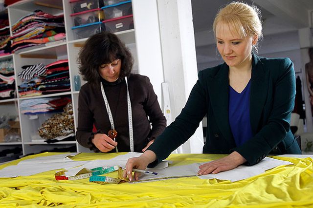 Designern Anke Domaske (t h) och skrädderskan Tatjana Berthold arbetar med tyget som kallas Q-milch.