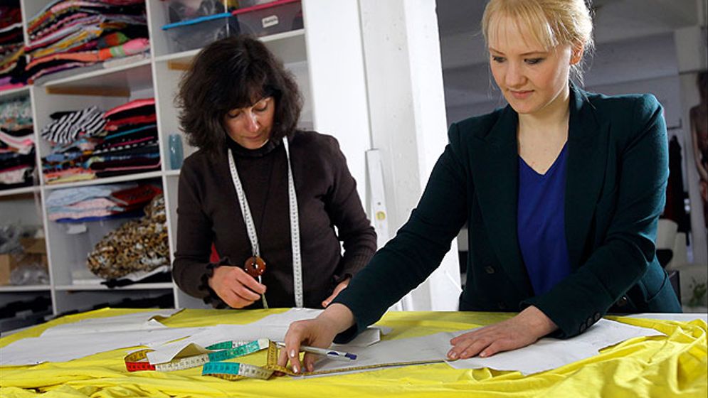 Designern Anke Domaske (t h) och skrädderskan Tatjana Berthold arbetar med tyget som kallas Q-milch.