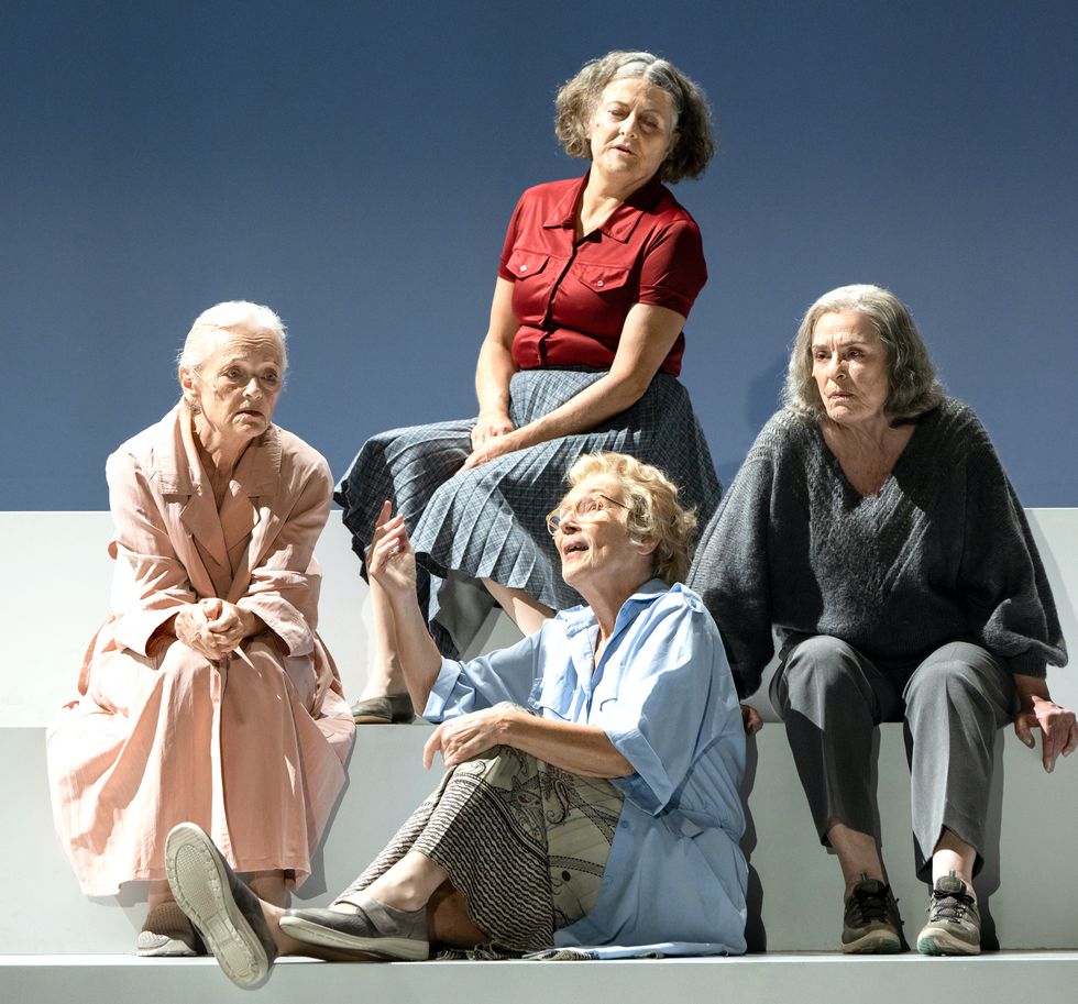 Chatarina Larsson, Eva Ahlberg, Eva Millberg och Monica Stenbeck i ”Undkom ensam”.