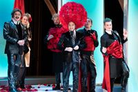 Ensemblen i ”Kejsarens nya kläder” på Norrlandsoperan – Peter Kajlinger i kejsarens enorma hattboll av rosor. 