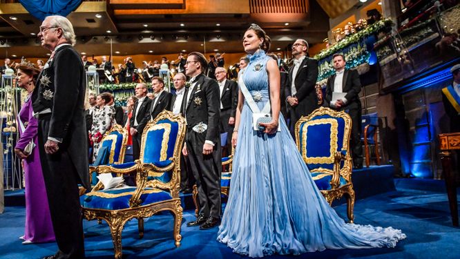 Drottning Silvia, kung Carl XVI Gustaf, prins Daniel och kronprinsessan Victoria under Nobelprisutdelningen i Konserthuset i Stockholm på söndagen. 