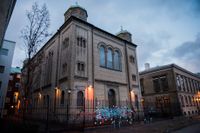 Synagogan i Göteborg kärleksbombades efter lördagskvällens attack. Blommor och pappershjärtan sattes upp på grindarna till byggnaden.