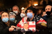 Demonstranter i Tbilisi krävde på måndagskvällen att Georgiens expresident och oppositionsledare Mikhail Saakasjvili släpps fri.