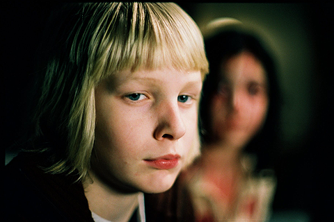 I filmversionen av ”Låt den rätte komma in” från 2008 blir mobbade Oskar (Kåre Hedebrant) vän med vampyren Eli (Lina Leandersson).