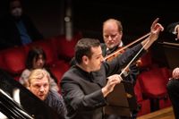 Denis Kozhukhin på flygel och dirigenten Lionel Bringuier med Kungliga Filharmonikerna.