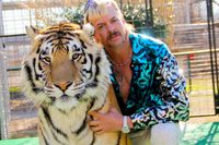 Joe Exotic, huvudperson i dokumentärserien ”Tiger King”,  med en av sina tigrar. 