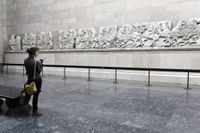 En besökare beskådar Parthenonfrisen på British ­Museum i London.