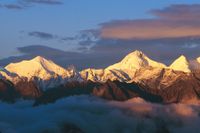 Himalayas toppar betraktade från indiska Uttarakhand. 