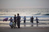 En ultra-ortodox familj på badstranden i Netanya. 2014 kom 7 000 immigranter från Frankrike, 2 000 av dem slog sig ner i Netanya.
