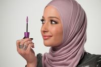 Sminkmärket Covergirl annonserade 2016 för första gången med en modell i hijab – skönhetsbloggaren Nura Afia. 