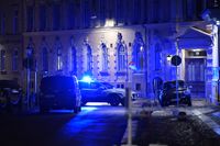 Polis och räddningstjänst larmades till judiska församlingen på lördagskvällen efter att flera personer setts kasta brinnande föremål mot församlingens lokaler vid synagogan i centrala Göteborg.
