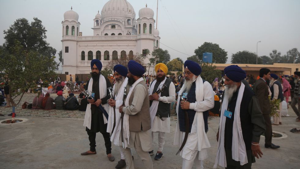 Indiska sikher besöker helgedomen för deras andlige ledare Guru Nanak Dev i Kartarpur, Pakistan. Arkivbild