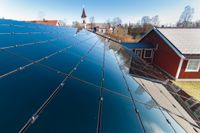 Det svenska solenergiföretaget Soltechs lösning är ett resultat av forskning vid KTH i Stockholm. Genom att ersätta traditionella takpannor med transparenta takpannor skapar man möjlighet att placera tunna solceller eller solfångare under taket – i stället för på det, som dagens alternativ.