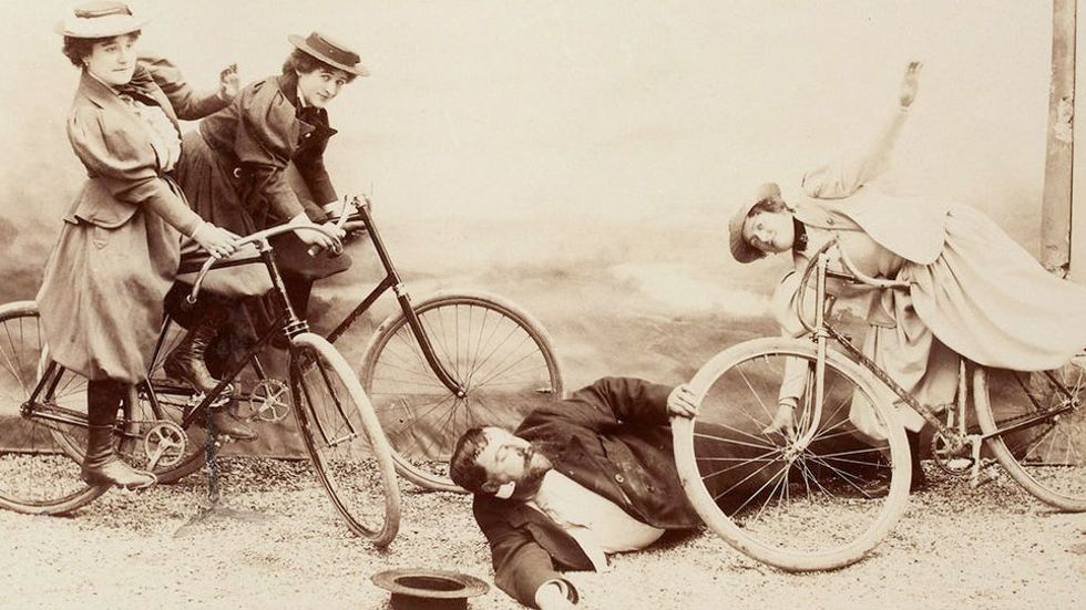 Rapporter om cykelolyckor spädde på kritiken om att cykeln var samhällsfarlig. Iscensatt fotografi från cirka 1900. 