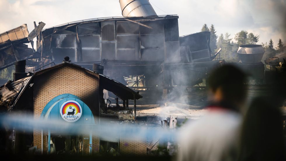 Natten till den 24 augusti började det brinna i Polarbröds bageri i Älvsbyn. Bageriet totalförstördes, men ingen människa skadades.