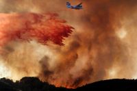 Skogsbrand i Kalifornien bekämpas från luften.