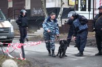 Rysk polis med bombhund i S:t Petersburg på torsdagen.