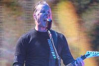 Metallicas sångare James Hetfield under endagsfestivalen Sthlm Fields på Gärdet i Stockholm på fredagskvällen.