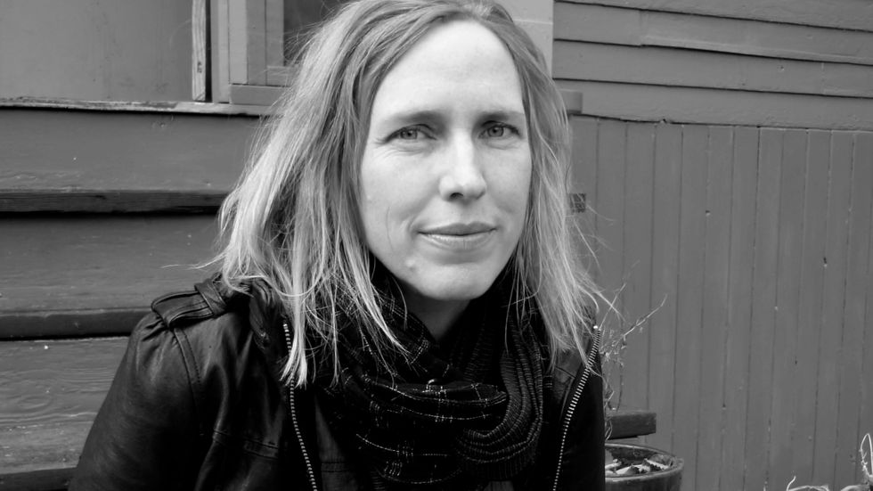 Miriam Toews, född 1964, är en kanadensisk författare. Hon tillhörde under uppväxten samfundet Kleine gemeinde, som har sina rötter hos de ryska mennoniterna.  