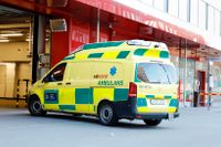 Ambulans på väg in på akuten vid Karolinska sjukhuset i Solna.