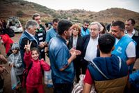 67-årige António Manuel de Oliveira Guterres var Portugals premiärminister 1995-2002, ledare för Socialistinternationalen 1999-2005 och chef för FN:s flyktingkommissariat, UNHCR, 2005-2015. Här träffar han flyktingar på den Grekiska ön Lesbos.