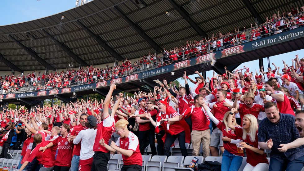 Danska fotbollsfans under EM 2021.