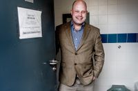EU-skeptiska United Kingdom Independence Party flyger högt i opinionsmätningarna, och lokalpolitikern Peter Reeve satsar på en ödmjuk framtoning genom att på eget initiativ städa de offentliga toaletterna i staden Ramsey i östra England.