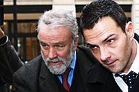 Jérome Kerviel, till höger, leds ut efter ett förhör av sin advokat i Paris.