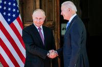 Presidenterna Putin och Biden samtalar via videolänk på tisdagen.
