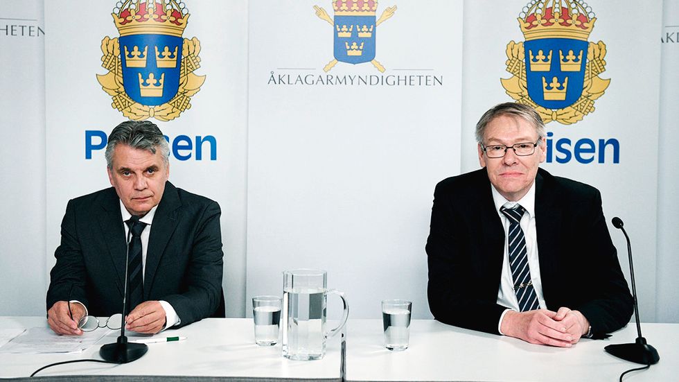 Spaningsledare Hans Melander och chefsåklagare Krister Petersson på pressträffen om Palmemordet.