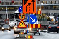 Räkna med att köerna i Stockholmstrafiken blir långa under 2013. Många vägarbeten, som här vid Sergels torg, riskerar att göra trafikpropparna till vardag.