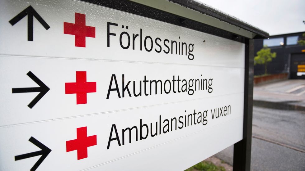 Skylt vid Skånes universitetssjukhus i Lund. Svenska är totalt dominerade språk på skyltar av mer beständigt slag. 