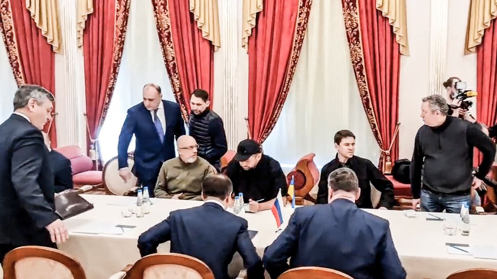 Videobild från mötet mellan Ryssland och Ukraina på måndagen.