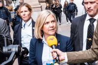 Finansminister Magdalena Andersson har öppnat för att överge överskottsmålet i de offentliga finanserna, och i stället införa ett balansmål.