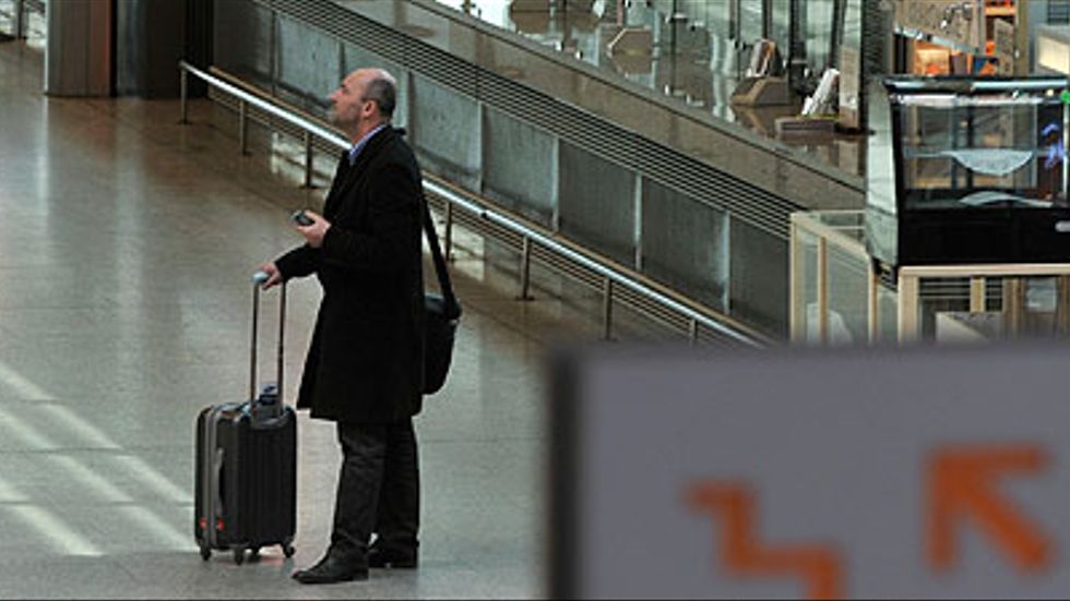 En passagerare väntar på Krakows stängda flygplats i Polen.