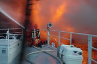 Besättningen ombord på KBV 310 deltar i släckningsarbetet av branden som härjar på fartyget Almirante Storni utanför Göteborg.