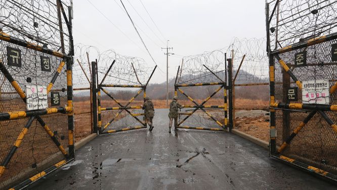Gränsen mellan Syd- och Nordkorea är den mest bevakade i världen. Det hindrade inte en okänd våghals att korsa. Arkivbild.