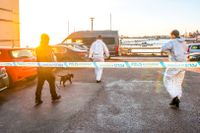 Polisen undersöker platsen där en 20-årig man sköts till döds på Östra Vallgatan i Kalmar.