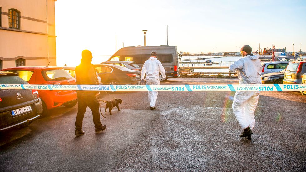 Polisen undersöker platsen där en 20-årig man sköts till döds på Östra Vallgatan i Kalmar.