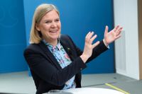 Finansminister Magdalena Andersson bjuder upp till dans. 