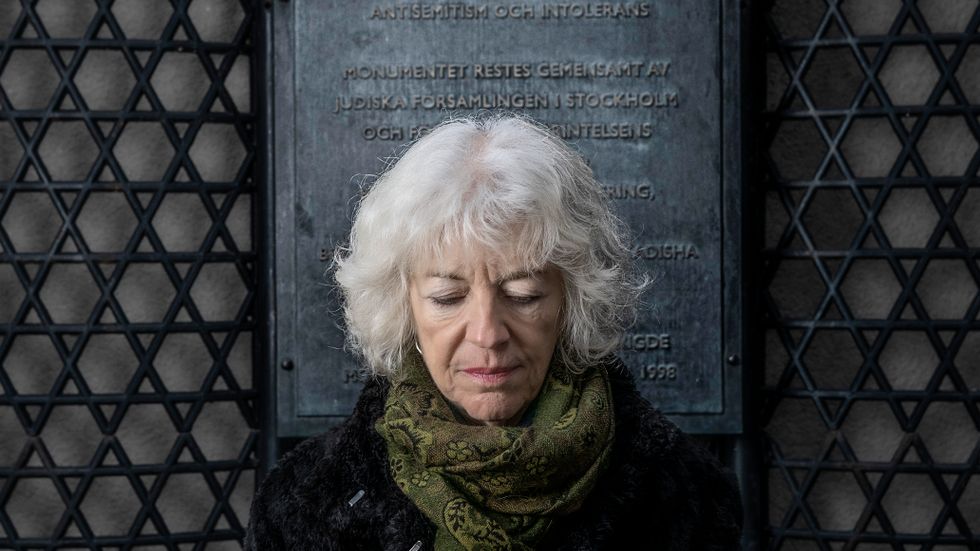 Margit Silberstein fotograferad vid synagogan i Stockholm.