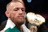 UFC-stjärnan Conor McGregor har anmält sig till polisen i New York efter att ha attackerat en buss med fajters.