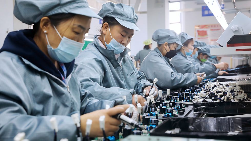 Kinas fabriker gick på högvarv förra året. Här en elektronikfabrik i staden Huabei i östra Kina. Arkivbild