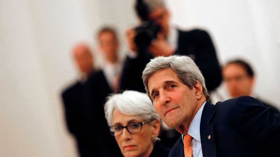 Utrikesminister John Kerry med amerikanska huvudförhandlaren Wendy Sherman som tillsammans med flera andra länder försöker få till avtal med Iran.